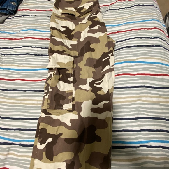 BNWT ! Camo CARGO pants with FREE BATH BOMB AS GIFT - Picture 3 of 3